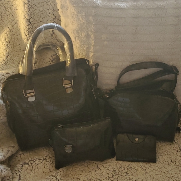 Black 4 Piece Crocodile Pattern Purse Set - Picture 8 of 8